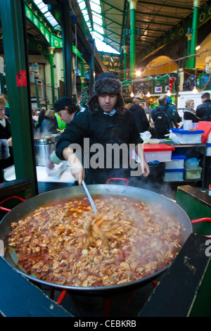 Eine große Paella vorbereitet, Borough Market, London, UK Stockfoto