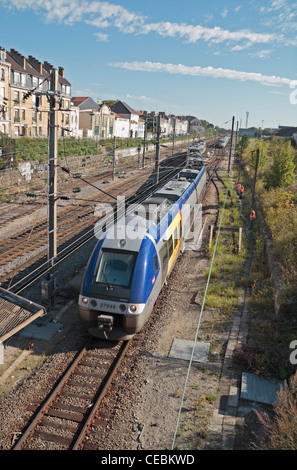 Eine französische SNCF TER Regionalbahn in der Nähe von Reims Raliway Station in Riems, Champagne-Ardenne, Frankreich. Stockfoto