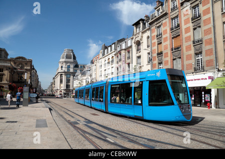 Eine blaue Straßenbahn vorbei durch den Ort Myron Herrcik (Citura) in Riems, Champagne-Ardenne, Frankreich. Stockfoto
