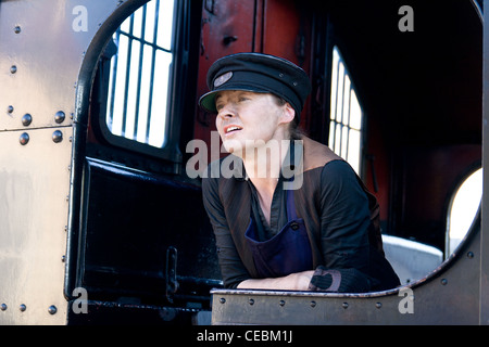 Dampflok zieht einen Zug auf der Llangollen Railway mit der weiblichen Lokomotivführer Blick aus der Kabine Stockfoto