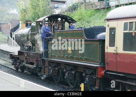 Dampflokomotive mit einem Personenzug auf der Llangollen Railway, warten auf die Abfahrt Stockfoto