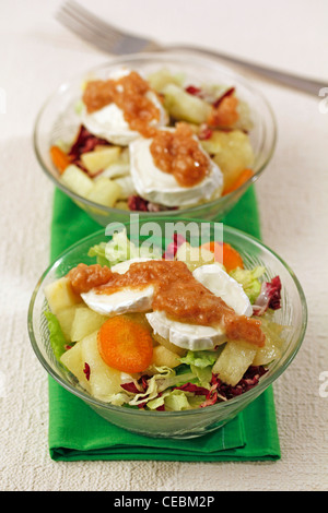 Chicorée und Melonen-Salat mit Käse und Quitte. Rezept zur Verfügung. Stockfoto