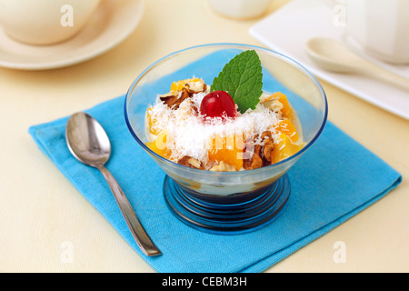 Joghurtbecher mit Pfirsichen. Rezept zur Verfügung. Stockfoto