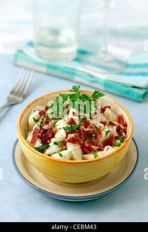 Pasta mit Ibérico-Schinken und Joghurt-Sauce. Rezept zur Verfügung. Stockfoto