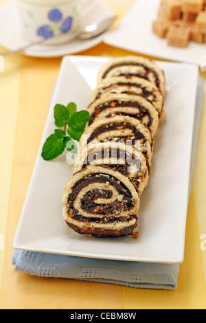 Schokoladen-Biskuitrolle mit Mandeln. Rezept zur Verfügung. Stockfoto