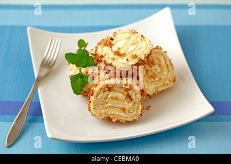 Biskuitrolle mit Mandeln-Creme. Rezept zur Verfügung. Stockfoto