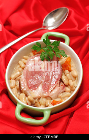 Weiße Bohnen mit Schulter vom Schwein. Rezept zur Verfügung. Stockfoto