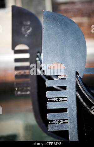 Detail einer Gondel "Ferro di Prua" oder Bug Eisen, Venedig, Italien Stockfoto