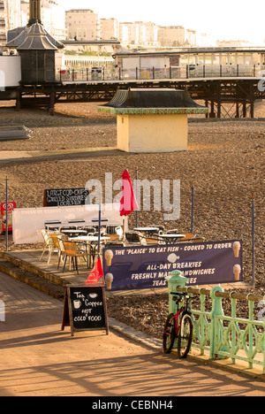 Eine Szene aus Brighton Seafront mit einem Teil der Brighton Pier im Hintergrund. Stockfoto