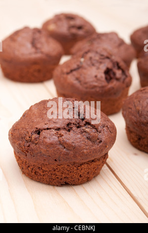 Nahaufnahme von Schokoladen-Muffins auf Holztisch Stockfoto