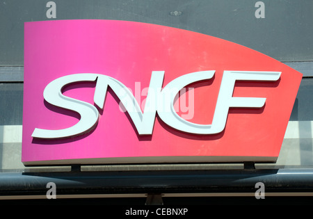 Das Logo der französischen Staatsbahn SNCF, außerhalb des Reims Raliway Station, Riems, Champagne-Ardenne, Frankreich. Stockfoto