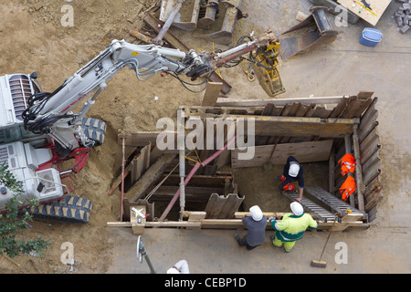 Bauarbeiter tun Straßenarbeiten Stockfoto