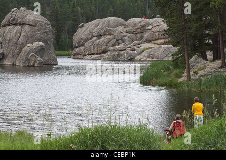 Sylvan Lake in Black Hills Custer State Park South Dakota in USA US-amerikanisches junges Paar Rückansicht hinten über Lebensgeschehnisse Szenen Rückansicht horizontal hochauflösende Bilder Stockfoto