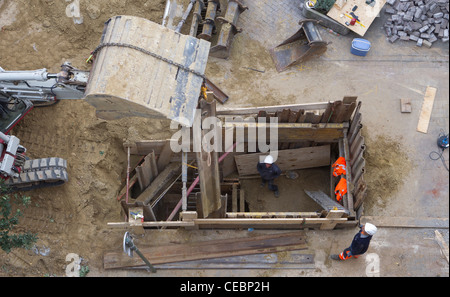 Bauarbeiter tun Straßenarbeiten Stockfoto