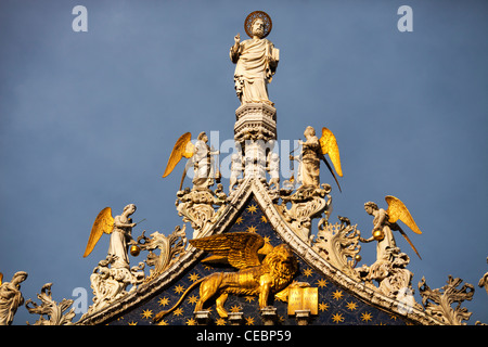 Saint Mark, dem venezianischen Löwen und Engel auf der Oberseite Basilika Saint Mark, Venedig, Italien Stockfoto