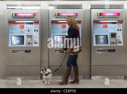 Frau mit Fahrkartenautomaten Stockfoto