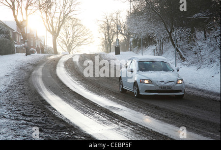 Verräterische Winter Fahrbedingungen auf einer Straße in Großbritannien. Stockfoto