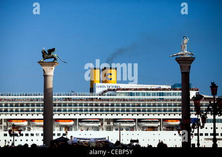 Ein Passagierschiff vorbei vor der Piazzetta, Venedig, Italien Stockfoto
