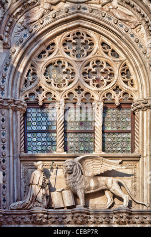 Der geflügelte Löwe und der Doge Francesco Foscari Statuen auf der Oberseite Porta della Carta Gate, Palazzo Ducale, Venedig, Italien Stockfoto