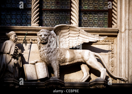 Der geflügelte Löwe und der Doge Francesco Foscari Statuen auf der Oberseite Porta della Carta Gate, Palazzo Ducale, Venedig, Italien Stockfoto