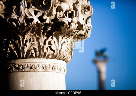 Die Piazzetta geflügelten Löwen (Hintergrund) und eine Spalte aus der Dogenpalast (Vordergrund), Venedig, Italien Stockfoto