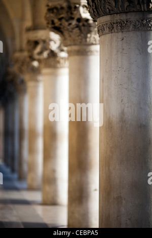 Detail der Doge Palast Kolonnade, Venedig, Italien Stockfoto