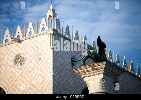 Der geflügelte Löwe auf der Piazzetta vor dem Dogenpalast, Venedig, Italien Stockfoto