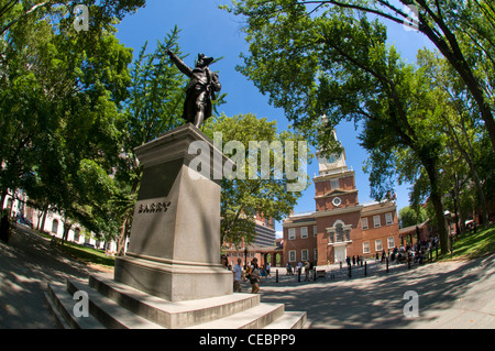 Statue von John Barry "Der Vater der amerikanischen Marine" in Philadelphia vor dem Eingang zum Independence Hall Stockfoto