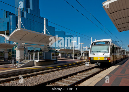 Ein DART-Zug an der Union Station in Dallas, Texas zu stoppen Stockfoto