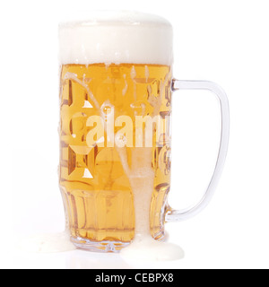 Großen deutschen Bierkrug Bierglas Becher Krug Lager - isoliert auf weißem Hintergrund Stockfoto