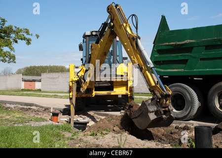 Bagger, Kipper-LKW-Kipper mit Sand auf Baustelle be- Stockfoto