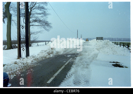 Schneefall im März 1979 blockiert Hauptstraße westlich von Beverley, bei hohen Hunsley in den Wolds in East Yorkshire Stockfoto