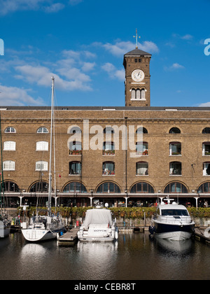 Boote und Apartments im St. Katherine Dock, London, England. Stockfoto