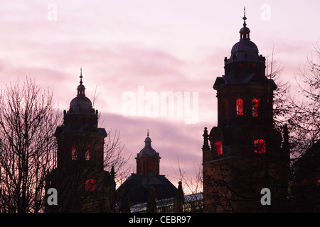 Silhouette der das Kelvingrove Art Gallery & Museum bei Sonnenuntergang, Glasgow, Schottland, UK Stockfoto