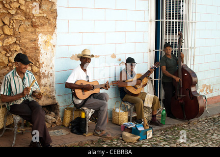 Kubanische Musiker spielen auf der Straße, Trinidad, Kuba Stockfoto