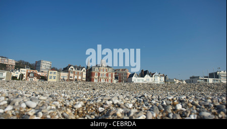Alten Urlaub wie Häuser Villa Salacrou (Mitte) Grenze des Strandes von Pebble Beach von Le Havre, Anschluss an die Seine-Mündung Stockfoto