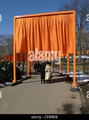 Im Februar 2005 war die Tore ortsspezifische Kunst von Christo und Jeanne-Claude im Central Park, New York Stockfoto