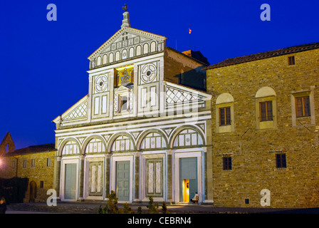 Die Kirche von San Miniato al Monte, Florenz, beleuchtet bei Nacht Stockfoto