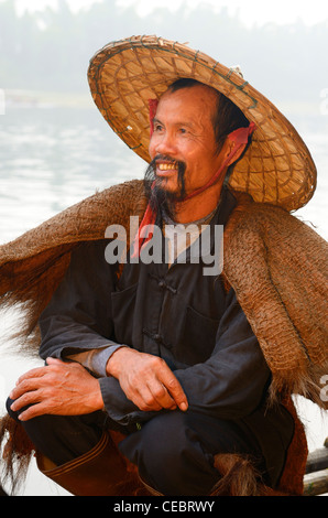 Nahaufnahme von einem lächelnden Kormoran Fischer auf dem Li-Fluss im Morgengrauen Xingpingzhen Yangshuo, Guilin, Guangxi, China Stockfoto