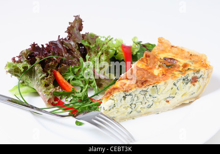 Eine leckere Quiche gemacht aus Spinat Rüben (aka Mangold oder Meerkohl), Lauch und trogonoptera, serviert mit einem frischen Gartensalat. Stockfoto