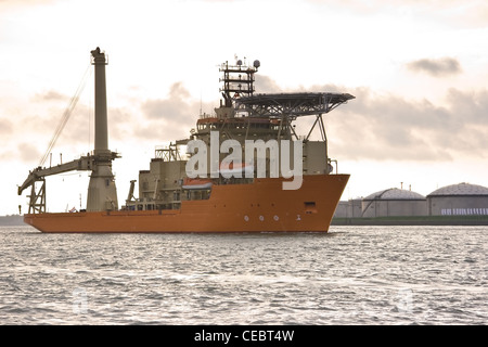 Unterstützung und Offshore-Bau Schiff verlassen Hafen am frühen Morgen Tauchen Stockfoto