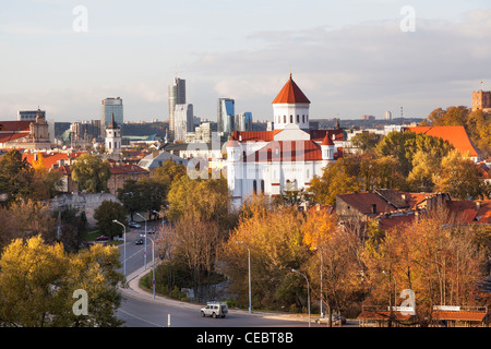 Panoramablick in Vilnius, Litauen im Herbst mit der orthodoxen Kirche der Heiligen Mutter Gottes Stockfoto