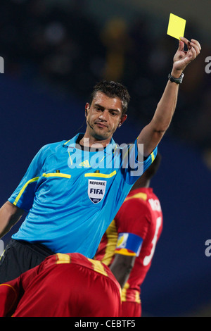 Schiedsrichter Viktor Kassai (Ungarn) gibt eine gelbe Karte Vorsicht während einer FIFA World Cup Runde 16 Match zwischen Ghana und den USA Stockfoto