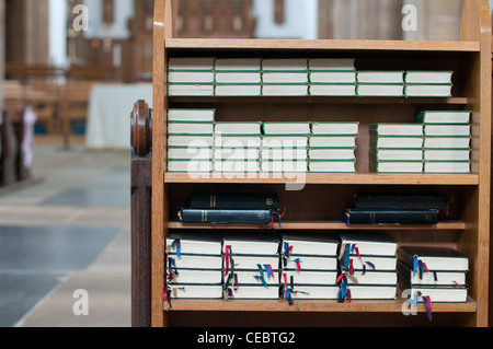 Gemeinsame Anbetung Gebetbücher Regal in St. Mary Parish Church, Woodbridge, Suffolk, UK. Stockfoto