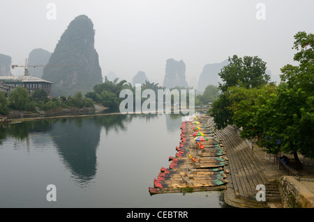 Reihe von Bambus-Floß-Tour-Boote und Spitzen Karst Peaks bei Yangshuo auf dem Yulong Fluss Peoples Republic Of China Stockfoto