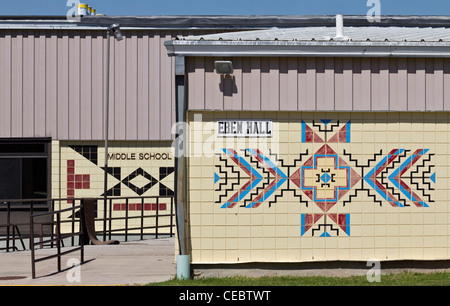 Die Mittelschule des Indianers der Oglala Sioux Pine Ridge South Dakota in den USA US Lifestyle Daily Life auf der Wand horizontal hochauflösende Bilder Stockfoto