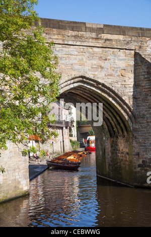 Elvet Brücke über den Fluss tragen und Vergnügen Boote vertäut am Ufer Flusses in Durham, England Stockfoto