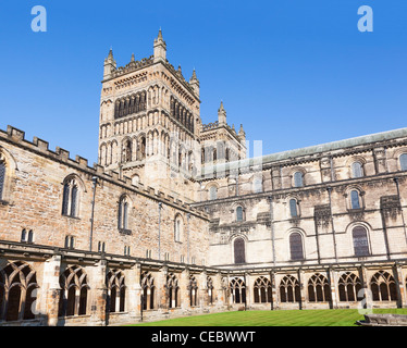 Durham Kathedrale mit Kreuzgang, Durham, England, im Sommer mit klarer blauen Himmel Stockfoto