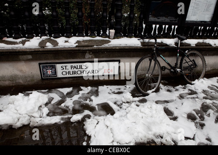 Ein Zeichen für St Paul Kirchhof mit einem Motorrad geparkt im Schnee. Stockfoto