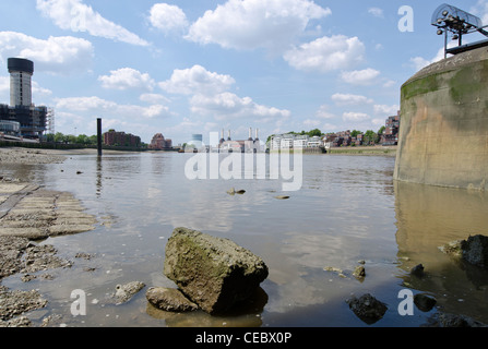 Battersea Power Station von Albert Embankment Uferlinie in der Nähe von Vauxhall Bridge an der Themse Stockfoto